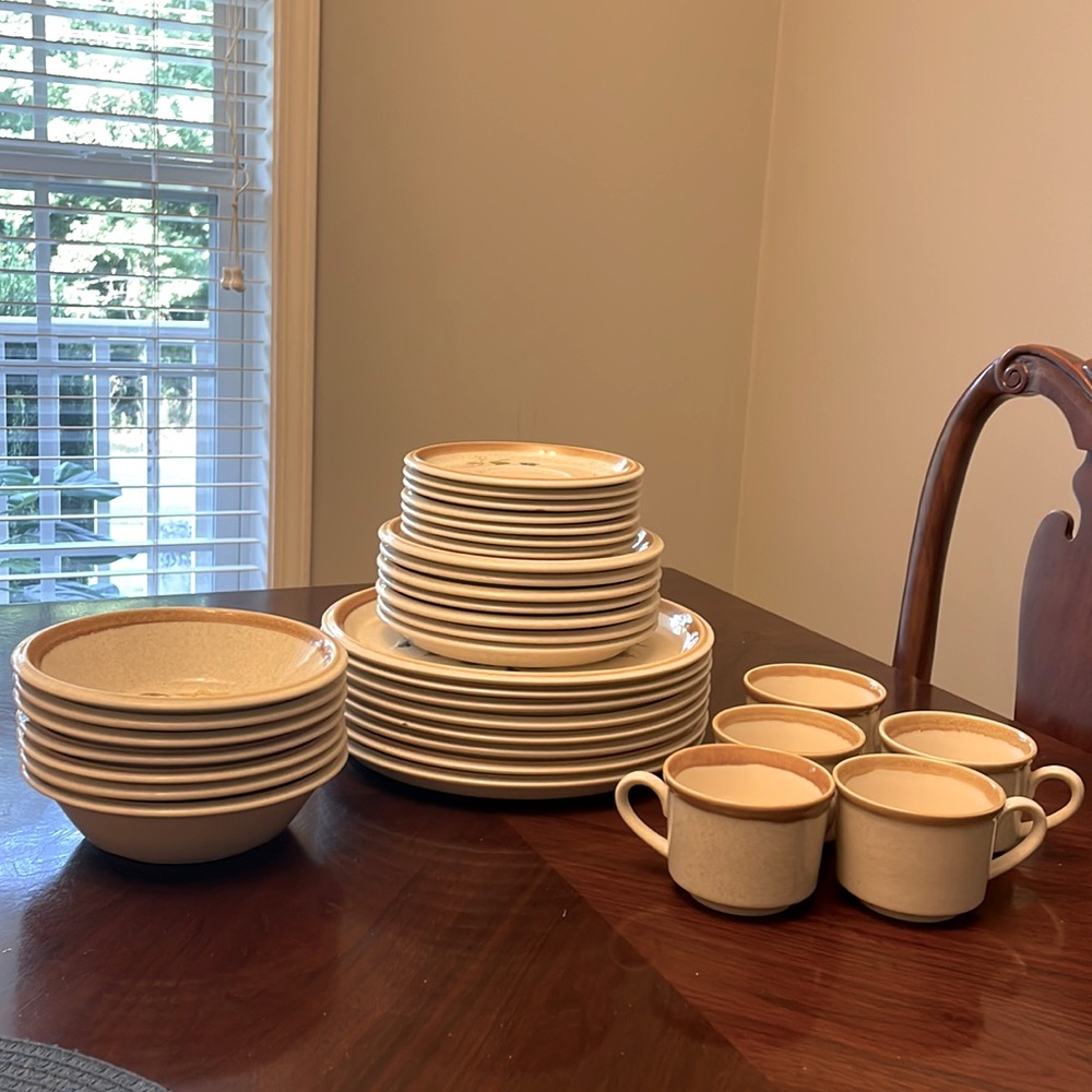 Mikados set of dishes :8 big, 7middle, 7 smal, 7 bowls, 5 cups